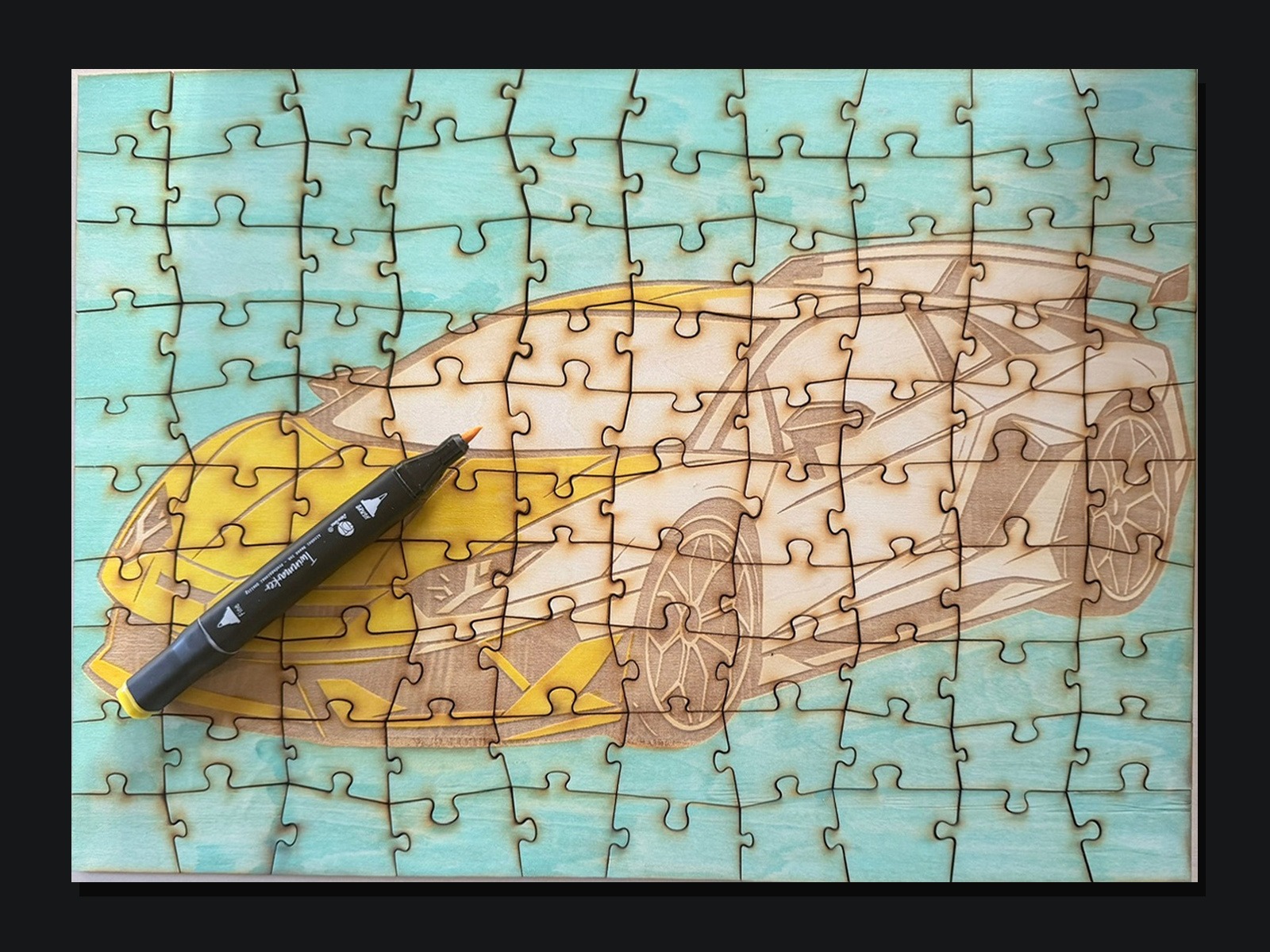 Référence CS 14 — puzzle en bois d’une Lamborghini jaune, gravé et découpé au laser, partiellement colorié pour un atelier pour enfants