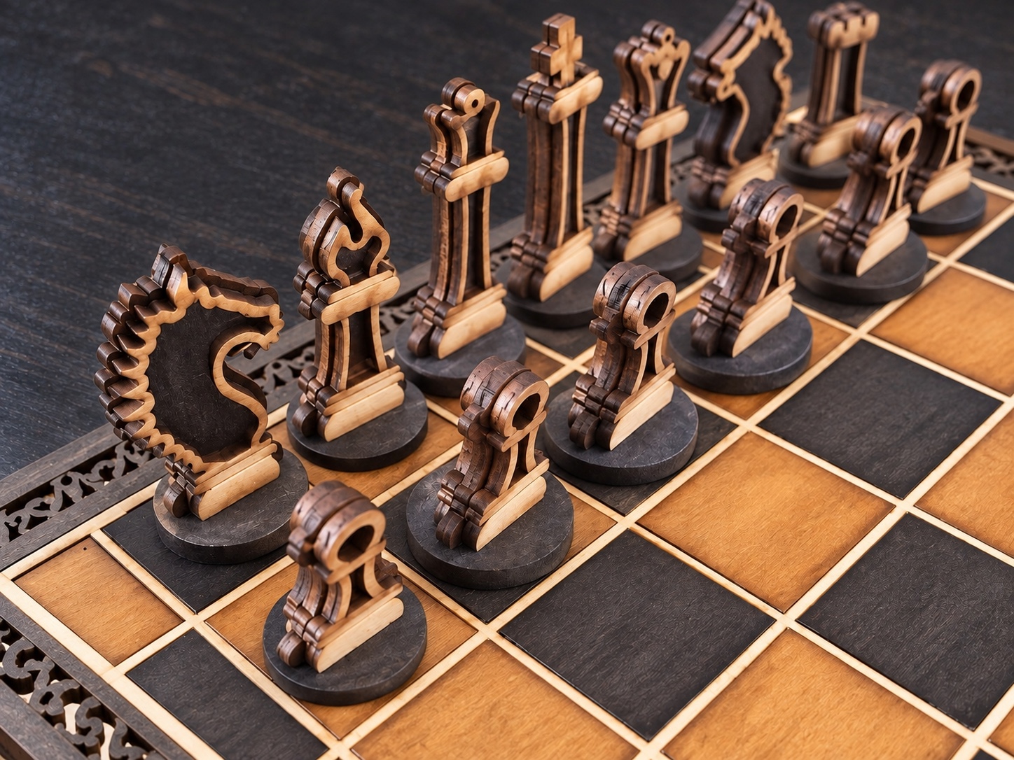 Reference JE 7d — wooden chessboard — photograph 17