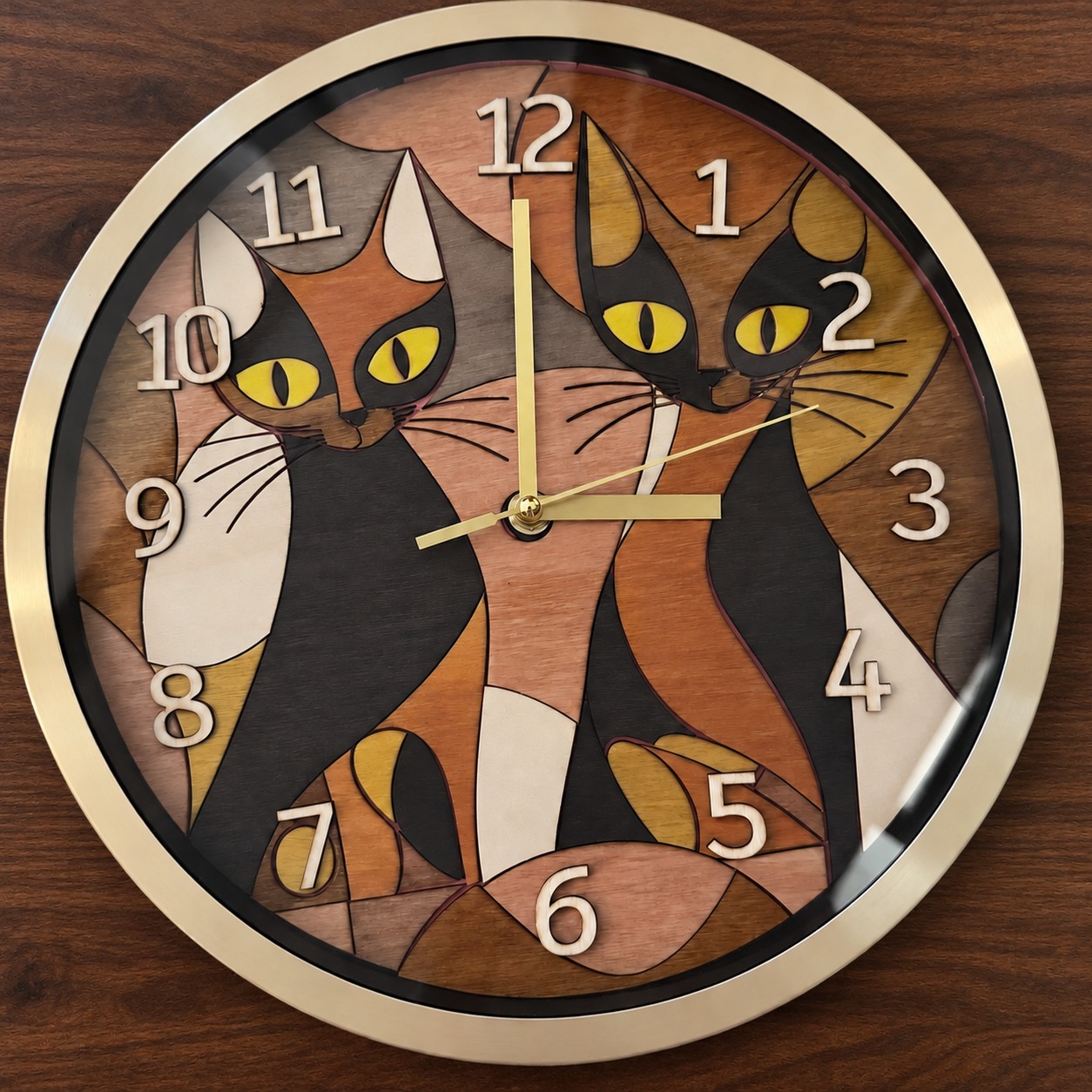 Reference HO 15 — round clock with four stylised cats in wood marquetry, glass front and light-coloured surround