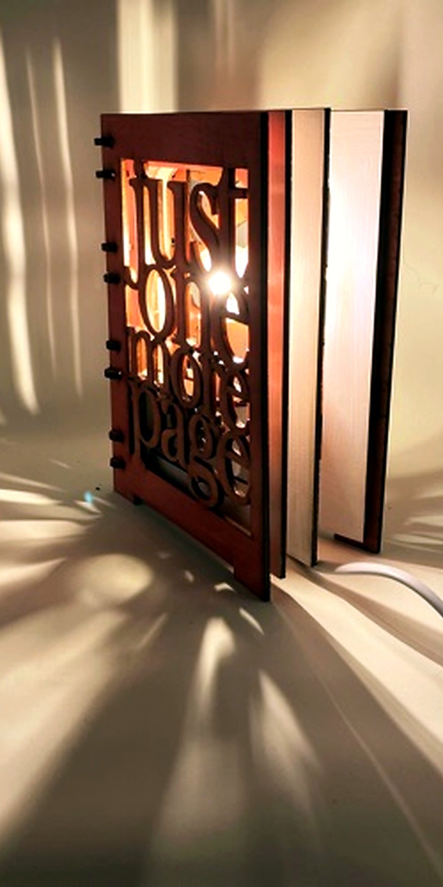 Reference LA 4 — the same book lamp illuminated with its warm light
